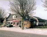 De Oude Heerlijkheid in april 1976 met rechts de houten frietkraam